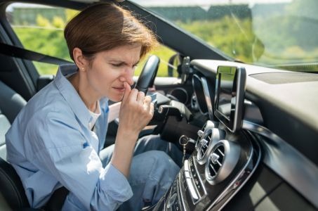 Jak zlikwidować nieprzyjemny zapach w samochodzie?